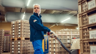 Logistiker im Lager