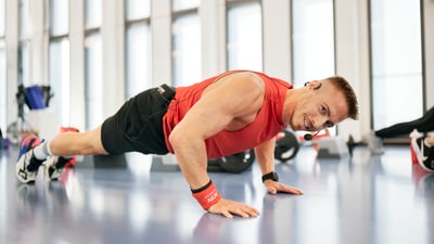 Fitnesstinstruktor macht Push-ups