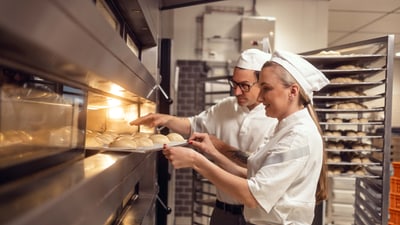 Zwei Mitarbeitende in der Bäckerei