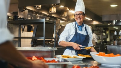 Köchin in der Küche