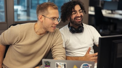 Fröhliche Mitarbeiter am Arbeitsplatz