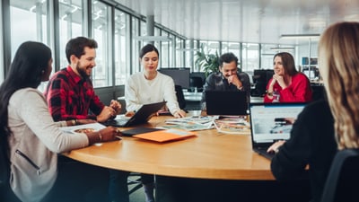 Mehrere Personen am runden Tisch