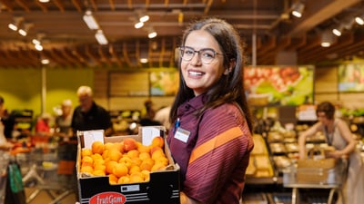Lernende hält Früchtebox