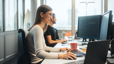 Frau an Arbeitsplatz