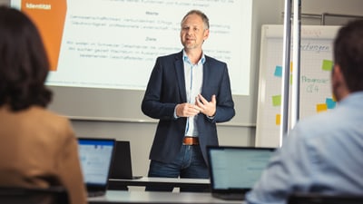 Mann bei einer Präsentation