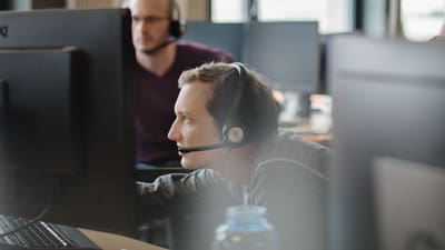 Mitarbeiter mit Headset bei der Arbeit