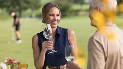 Zwei Personen am Wein Trinken