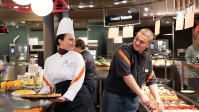 Zwei Mitarbeiter in der Gastronomie in action