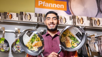 Lernender hält Pfannen