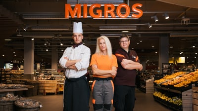 Team steht vor dem Migros