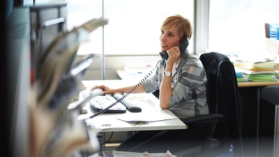 Frau am Telefon