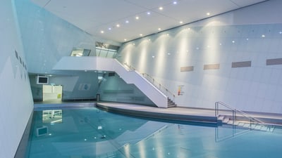 Ansicht eines leeren Schwimmbeckens im Bernaqua