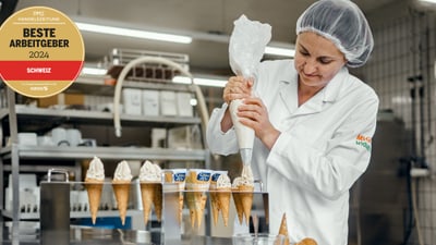 Mitarbeiterin bei der Eisproduktion