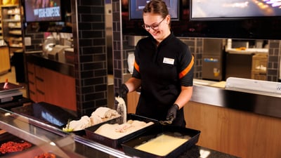 Frau paniert Fleisch