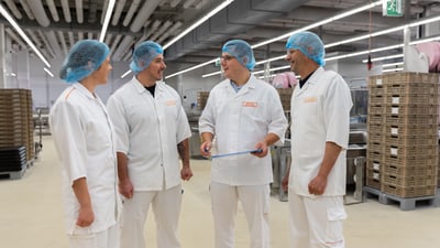 Mitarbeiter zusammen in der Produktion