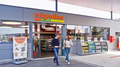 Shop Migrolino avec des clients à la sortie