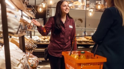 Mitarbeiterin bedient eine Kundin im Brot
