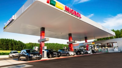 Mehrere Autos an Tankstelle