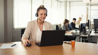 Frau mit Headset an rundem Tisch
