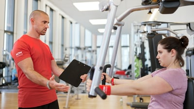 Fitnessinstruktor mit Kundin