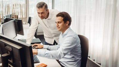 Zwei Personen im Gespräch am Arbeitsplatz