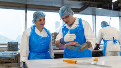Ein Mitarbeiter erklärt wie Fleisch schneiden