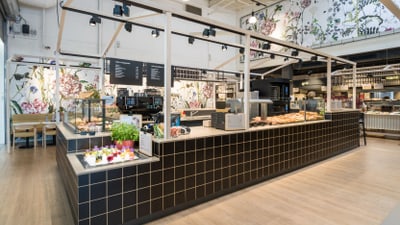 Theke mit Fruchsäften und Sandwiches