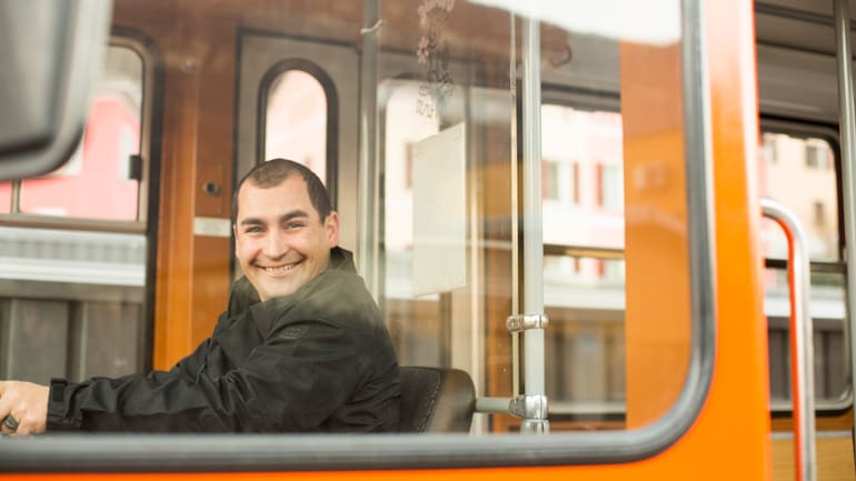Conducente di treno dietro il finestrino