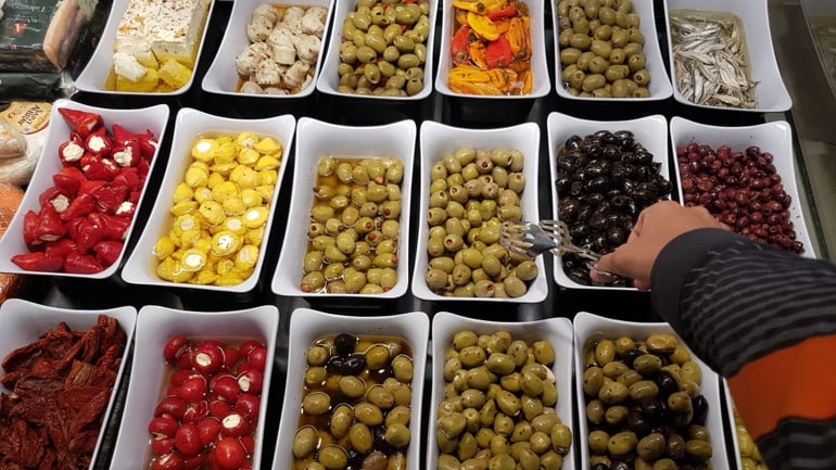 Diverse ciotole di olive
