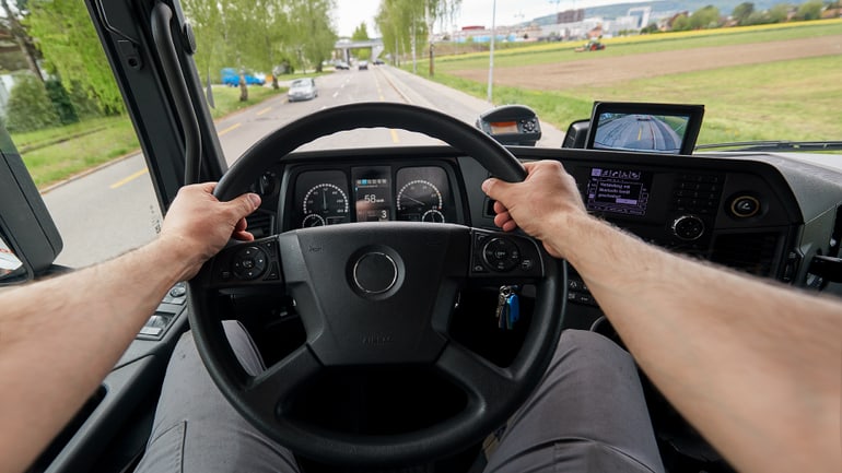 Apprendista autista di veicoli pesanti tiene il volante