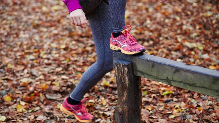 Gambe sportive si allenano nel bosco