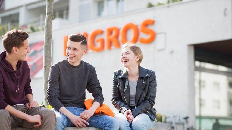 Jeunes devant le logo
