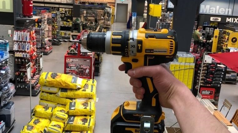Hand hält gelben Bohrer