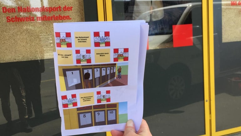 Mano con layout davanti alla finestra