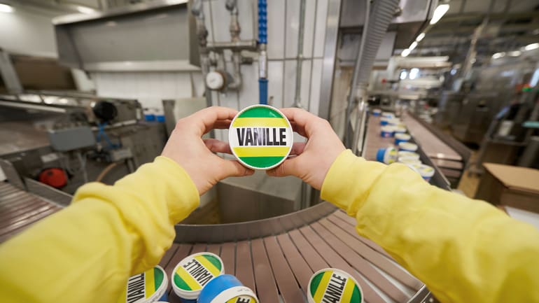 Mani tengono un gelato alla vaniglia