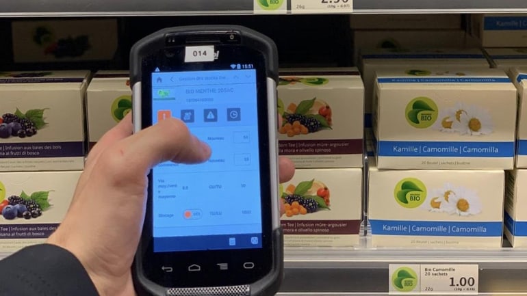 Hand scannt Bio The Barcode mit Gerät