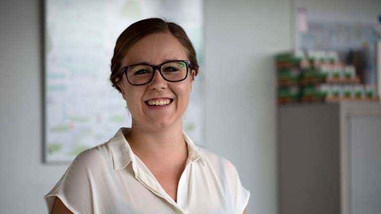 Frau mit Brille und weissem Shirt