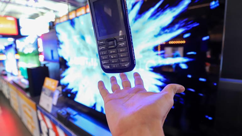 Schwebendes handy über der Hand