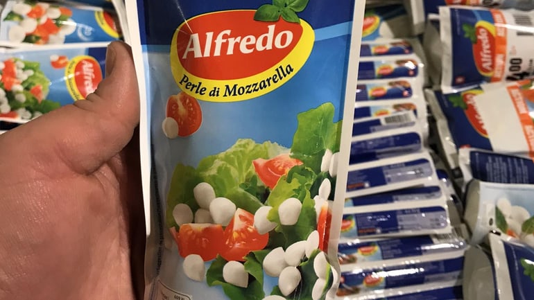 Hand hält Mozzarellapackung