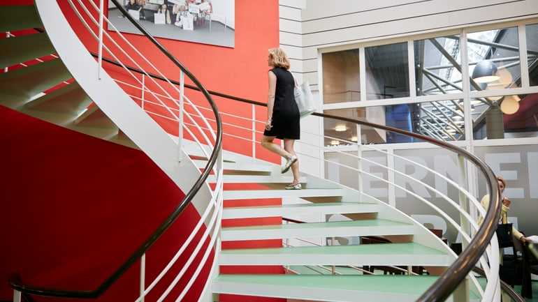 Frau steigt Treppe hoch