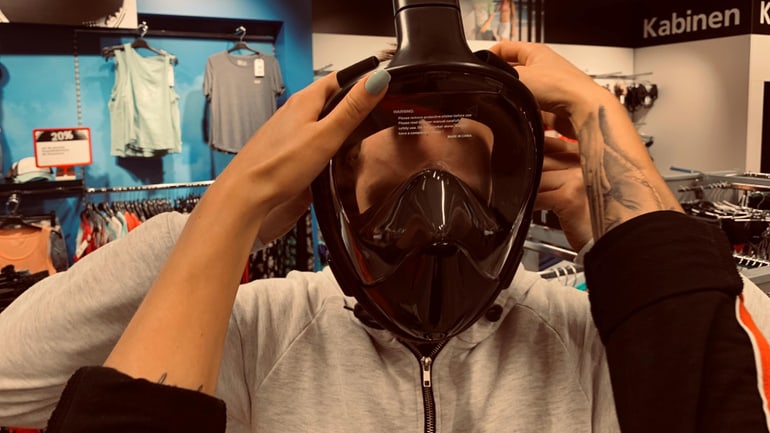 Junge zieht Taucherbrille an