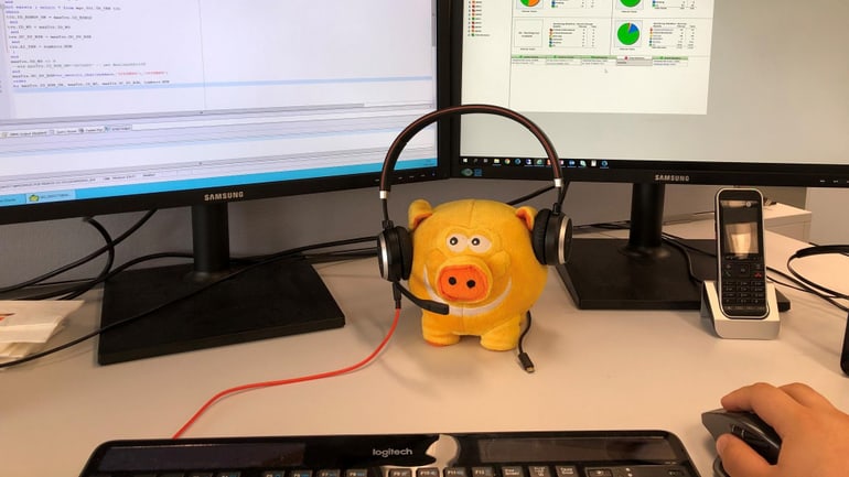 Salvadanaio Migi con cuffie