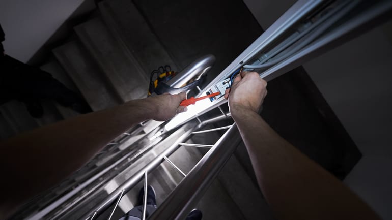 Hand installiert im Treppenhaus Elektronik