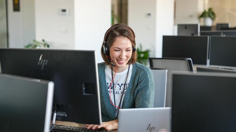 Frau im Büro am arbeiten