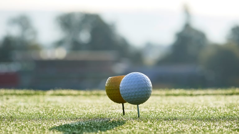 Zwei Golfbälle auf Green