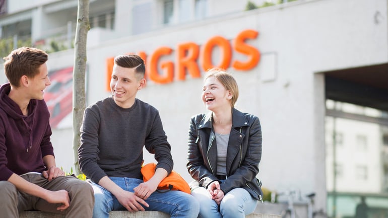 Jugendliche vor Logo
