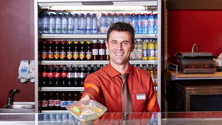 Collaboratore di Migros degustibus al banco