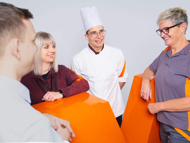 Team mit dem grossen orangen M