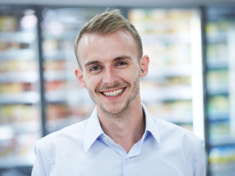 Junger lachender Mann mit weissem Hemd