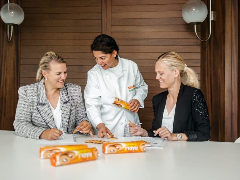 Drei Personen am Kekse Degustieren